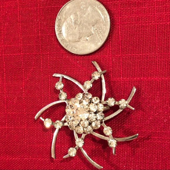 Sparkly Modern Snowflake Brooch - Picture 4 of 4